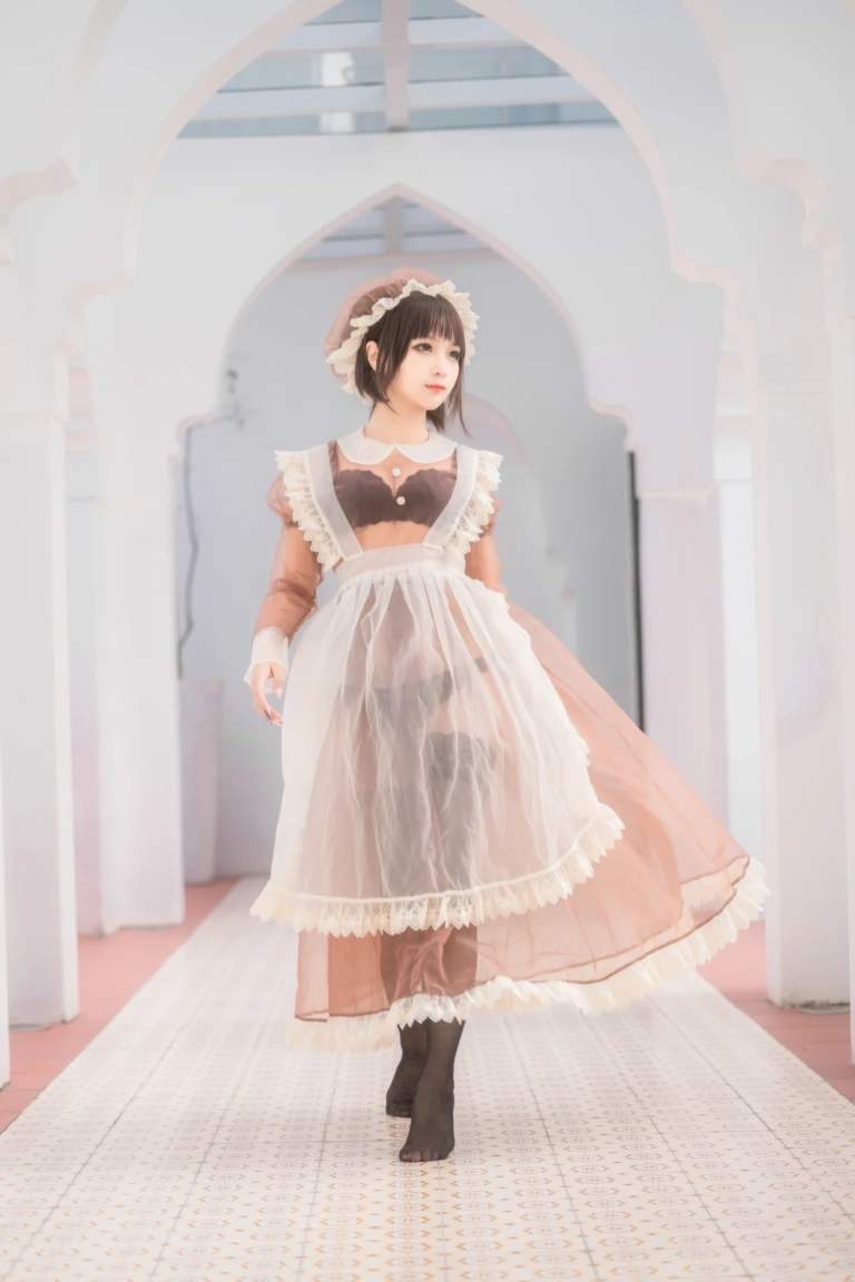 蠢沫沫《沫沫真爱版 纱-室外女仆》主题写真：40张全套美图