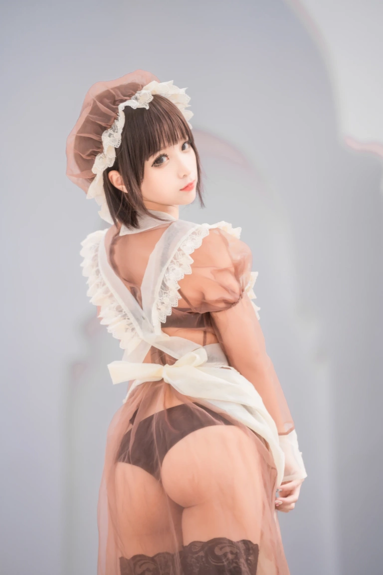 蠢沫沫《沫沫真爱版 纱-室外女仆》主题写真：40张全套美图
