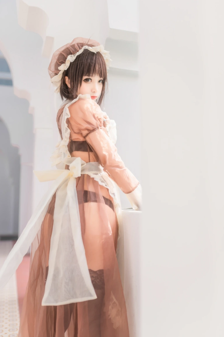 蠢沫沫《沫沫真爱版 纱-室外女仆》主题写真：40张全套美图