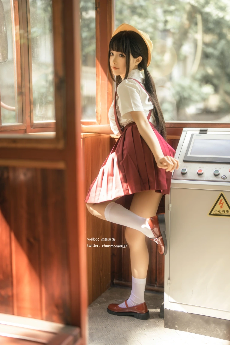 蠢沫沫《红火车》主题写真：16张全套美图