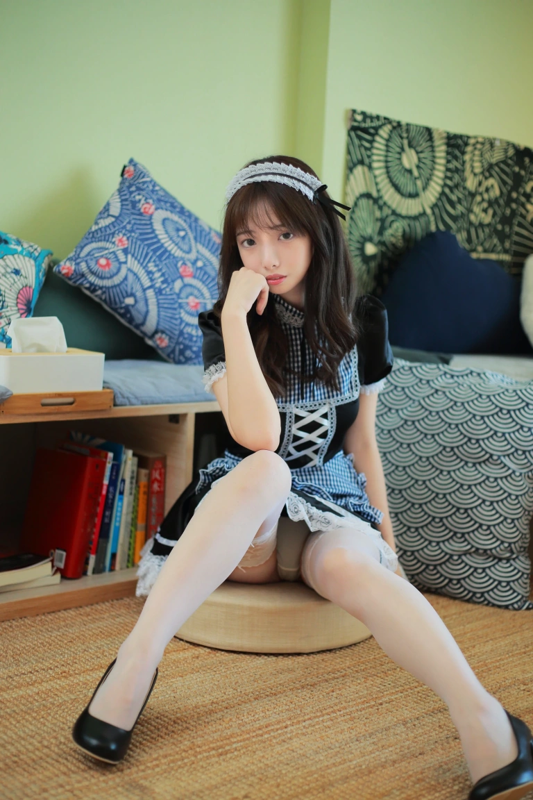雯仔不讲道理《女仆写真》主题写真：17张全套美图