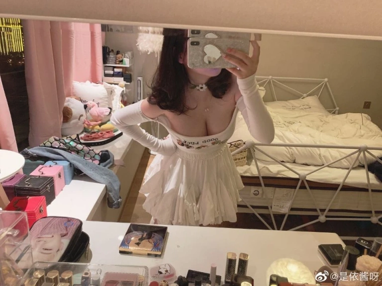 依酱《日常》主题写真：180张全套美图
