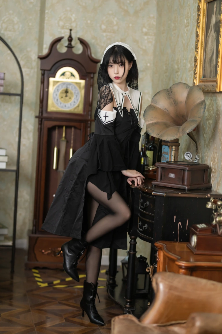 许岚《修女黑丝》主题写真：40张全套美图