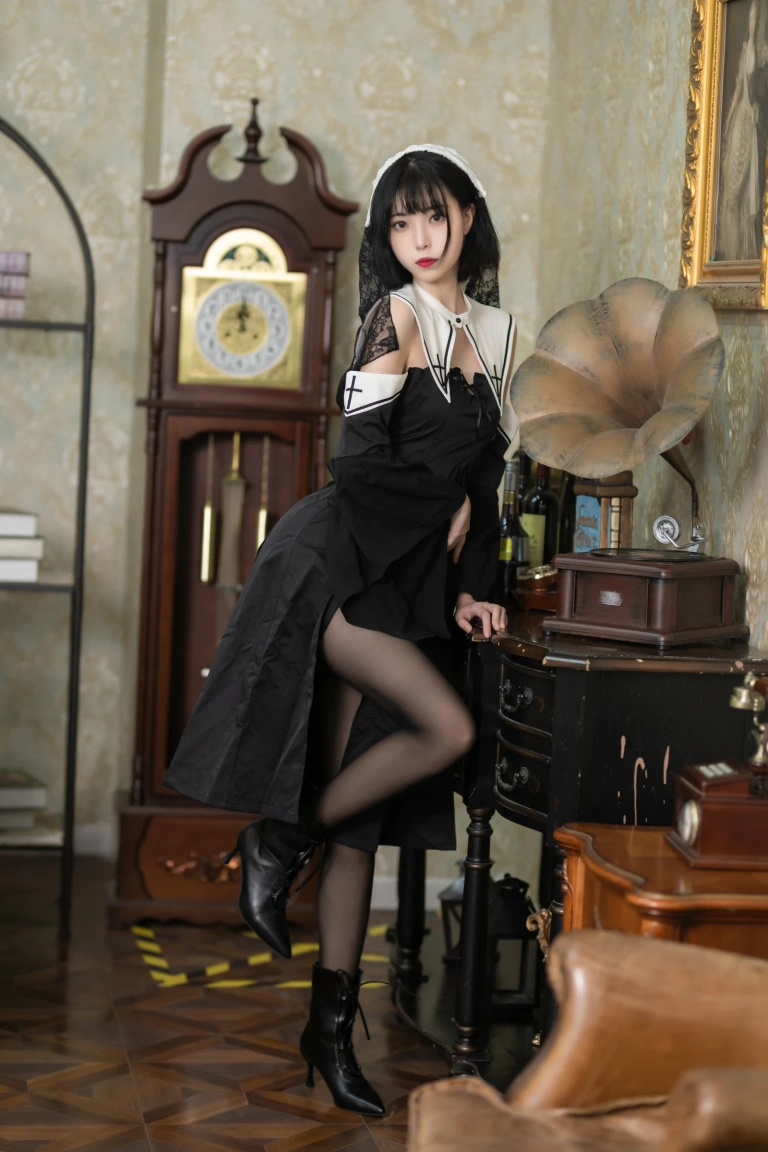 许岚《修女黑丝》主题写真：40张全套美图