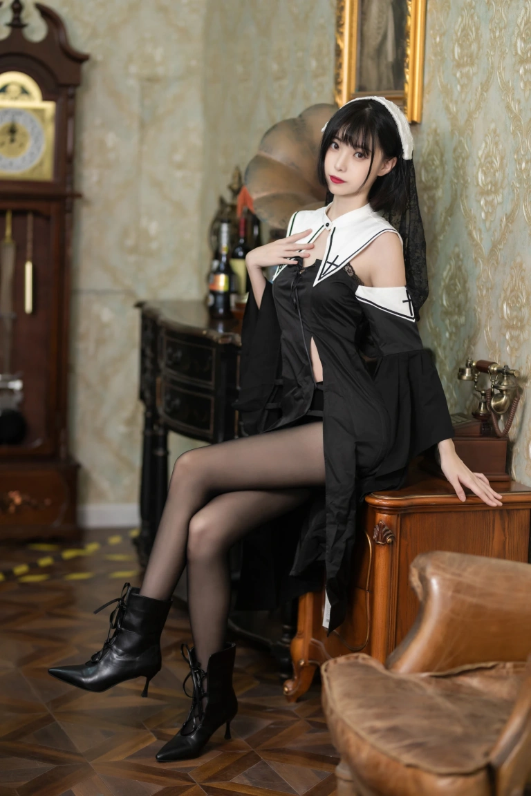 许岚《修女黑丝》主题写真：40张全套美图