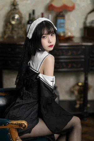 许岚《修女黑丝》主题写真：40张全套美图