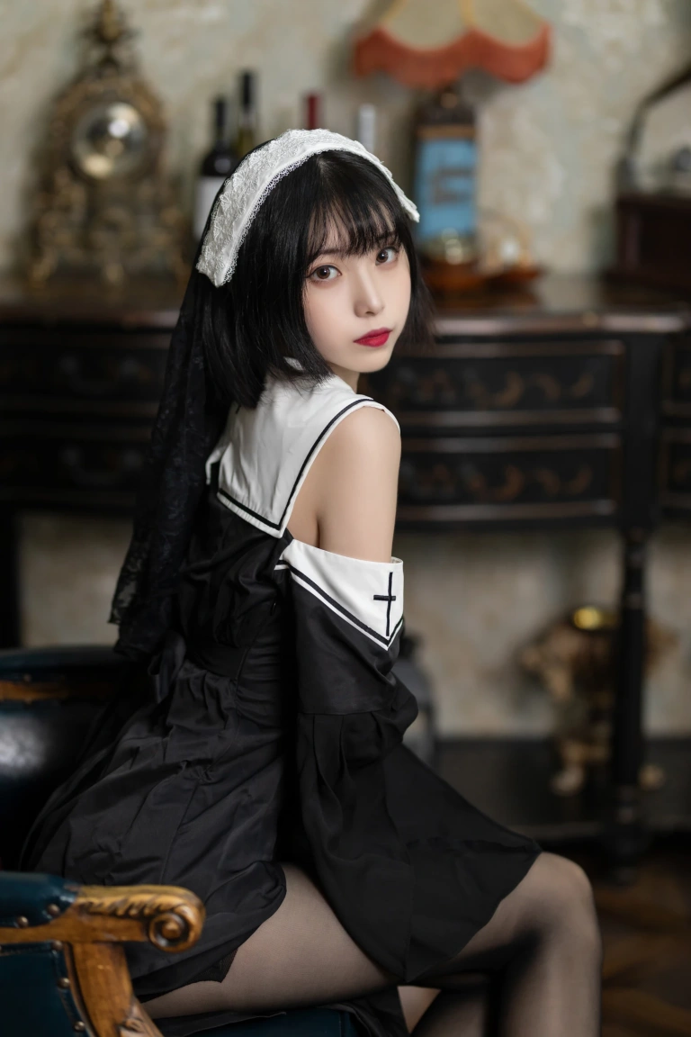许岚《修女黑丝》主题写真：40张全套美图