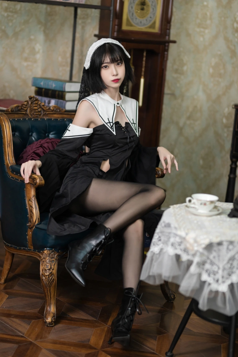 许岚《修女黑丝》主题写真：40张全套美图