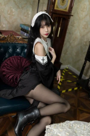 许岚《修女黑丝》主题写真：40张全套美图