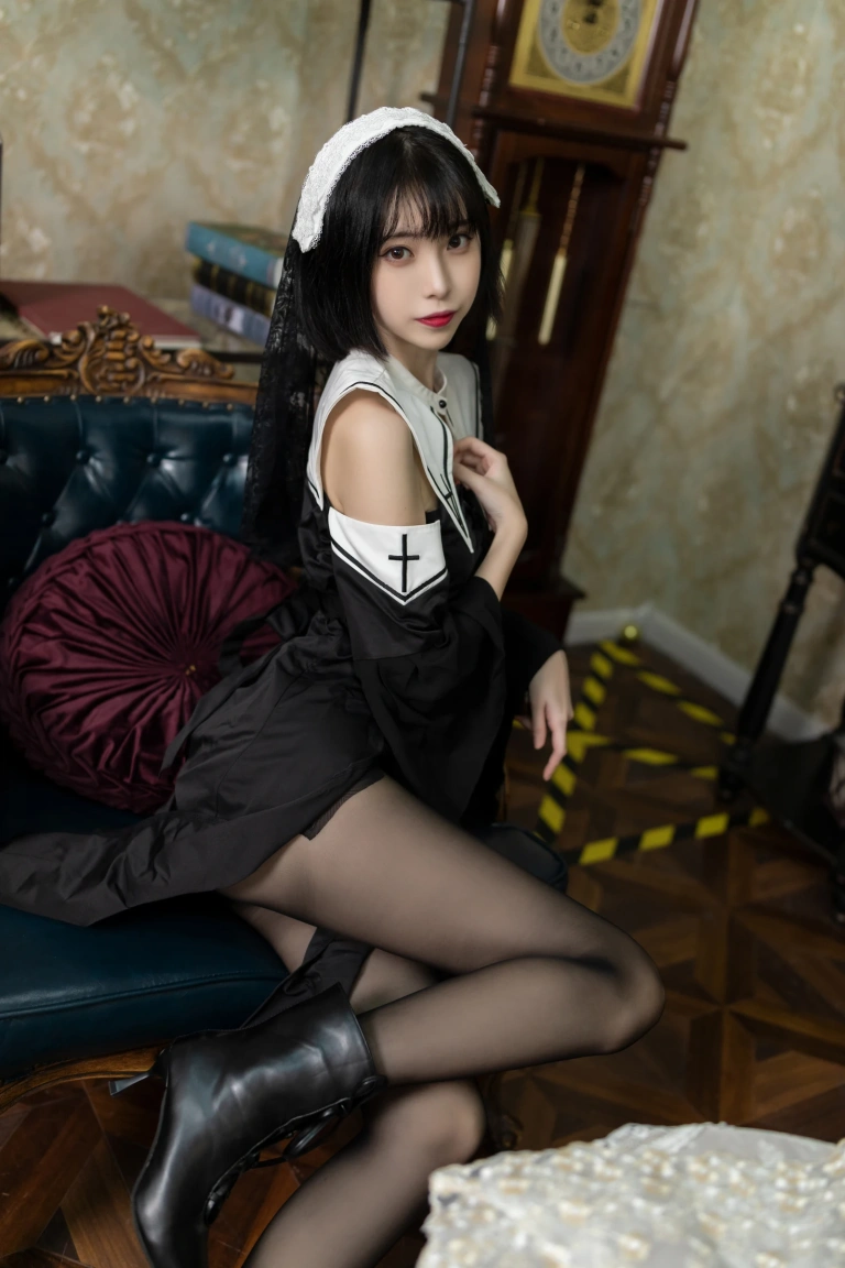 许岚《修女黑丝》主题写真：40张全套美图