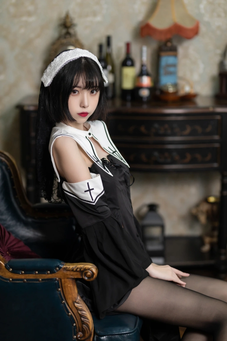 许岚《修女黑丝》主题写真：40张全套美图