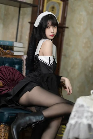 许岚《修女黑丝》主题写真：40张全套美图