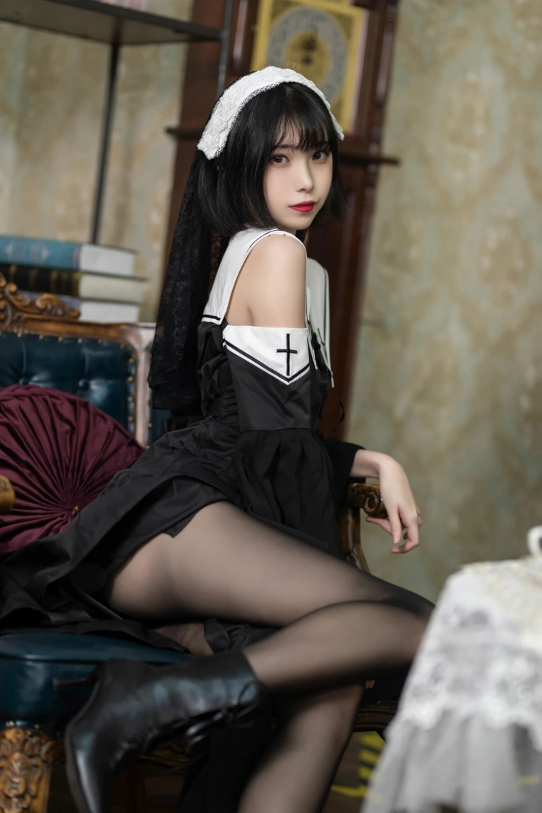 许岚《修女黑丝》主题写真：40张全套美图