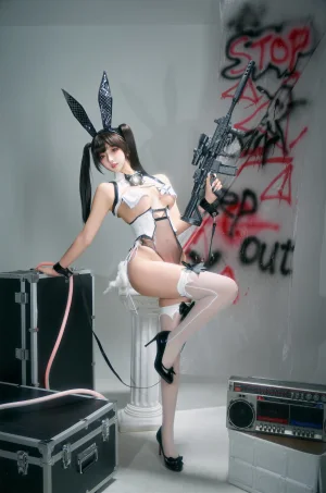 过期米线线喵《NIKKE 胜利女神 贝伊闪耀兔女郎》主题写真：66张全套美图