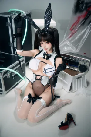 过期米线线喵《NIKKE 胜利女神 贝伊闪耀兔女郎》主题写真：66张全套美图