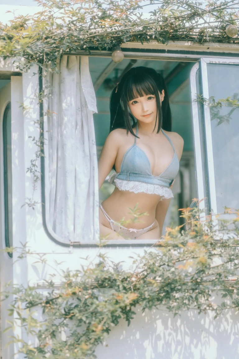 蠢沫沫《大巴车》主题写真：130张全套美图