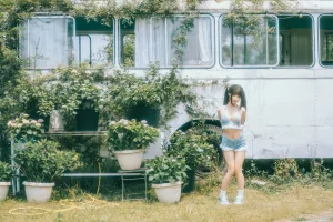 蠢沫沫《大巴车》主题写真：130张全套美图