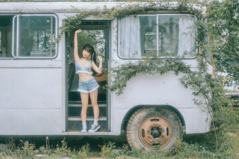 蠢沫沫《大巴车》主题写真：130张全套美图