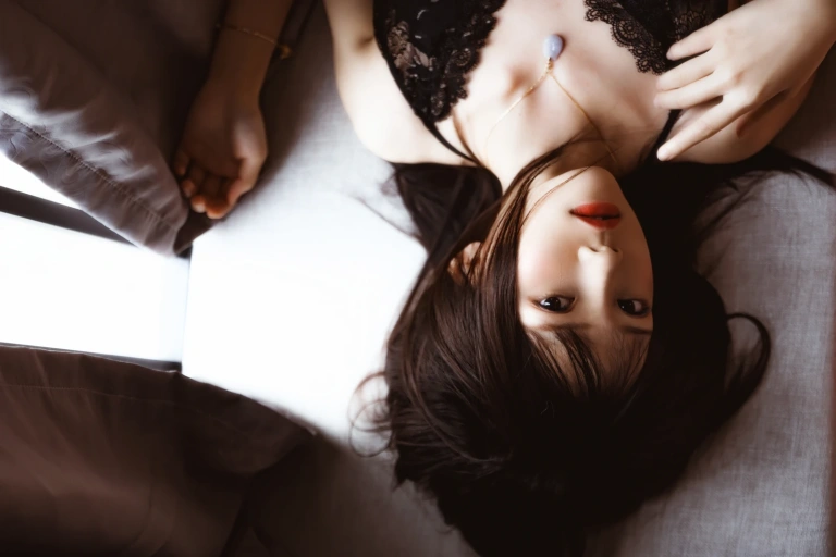 桜桃喵《黑》主题写真：21张全套美图