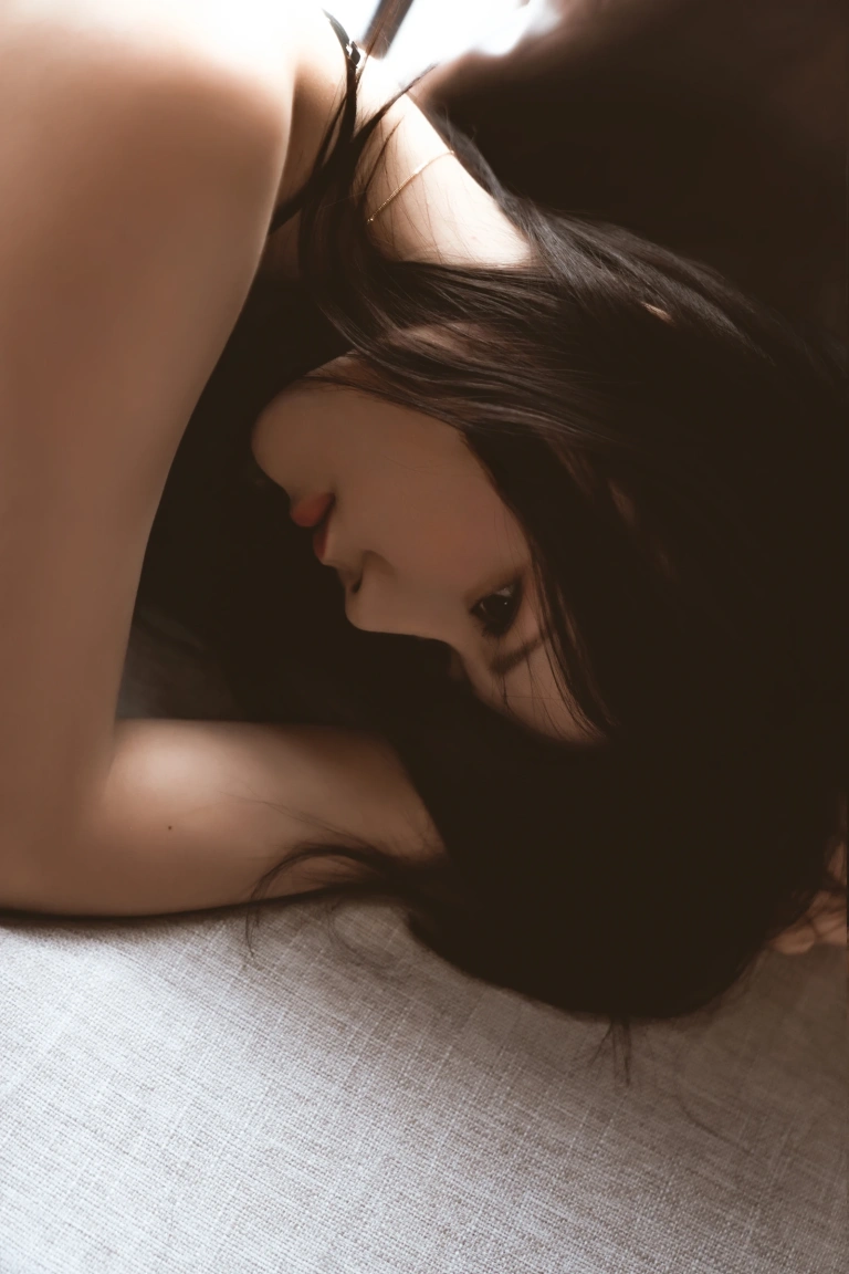 桜桃喵《黑》主题写真：21张全套美图