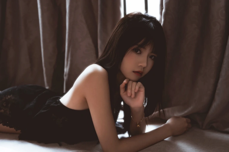桜桃喵《黑》主题写真：21张全套美图