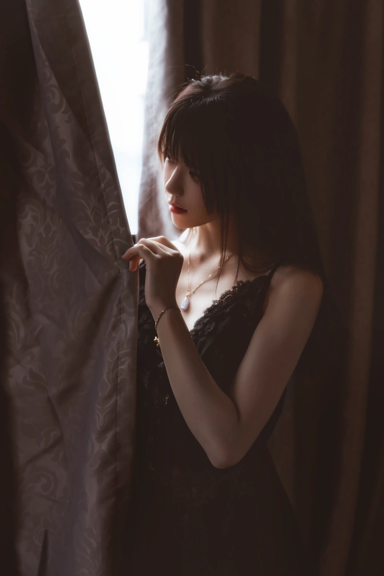 桜桃喵《黑》主题写真：21张全套美图