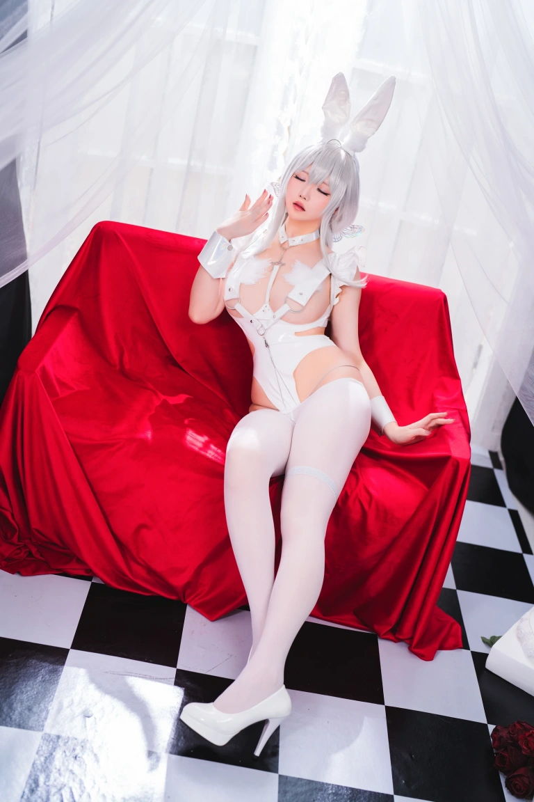 星之迟迟《2022月度计划 7月套图C 碧蓝航线 恶毒慵懒的白兔》主题写真：43张全套美图