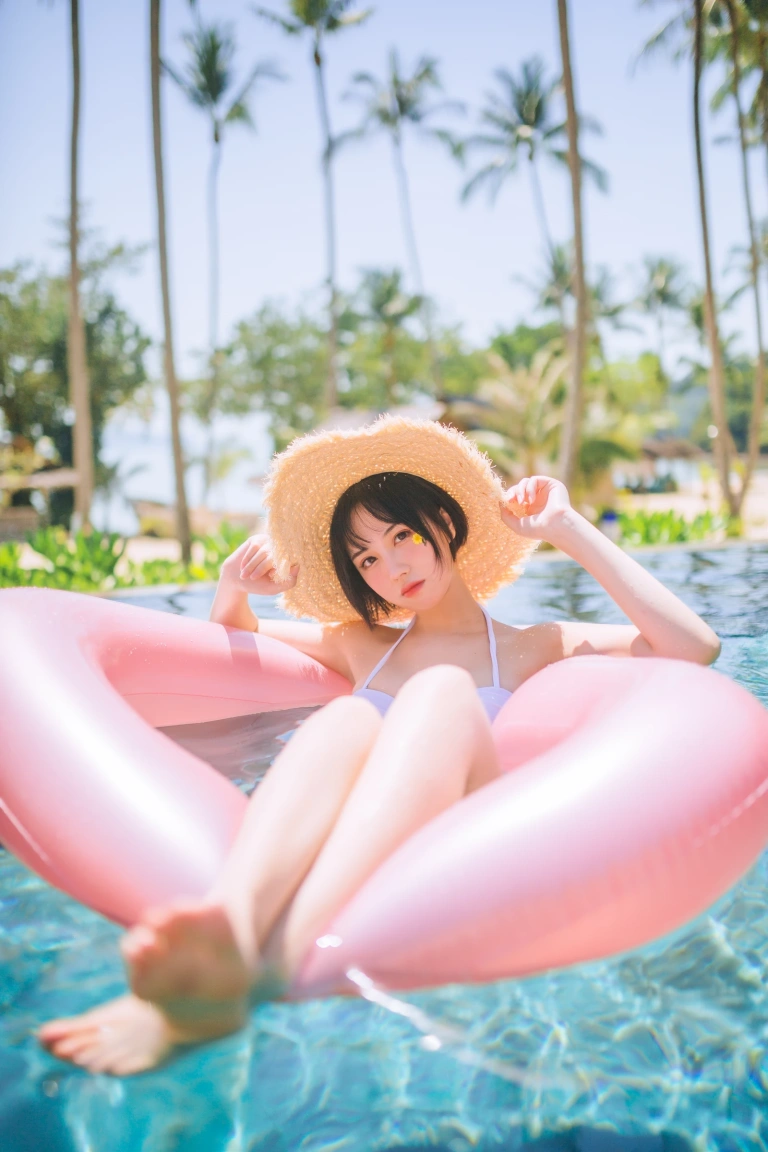 念雪《白色泳衣》主题写真：30张全套美图