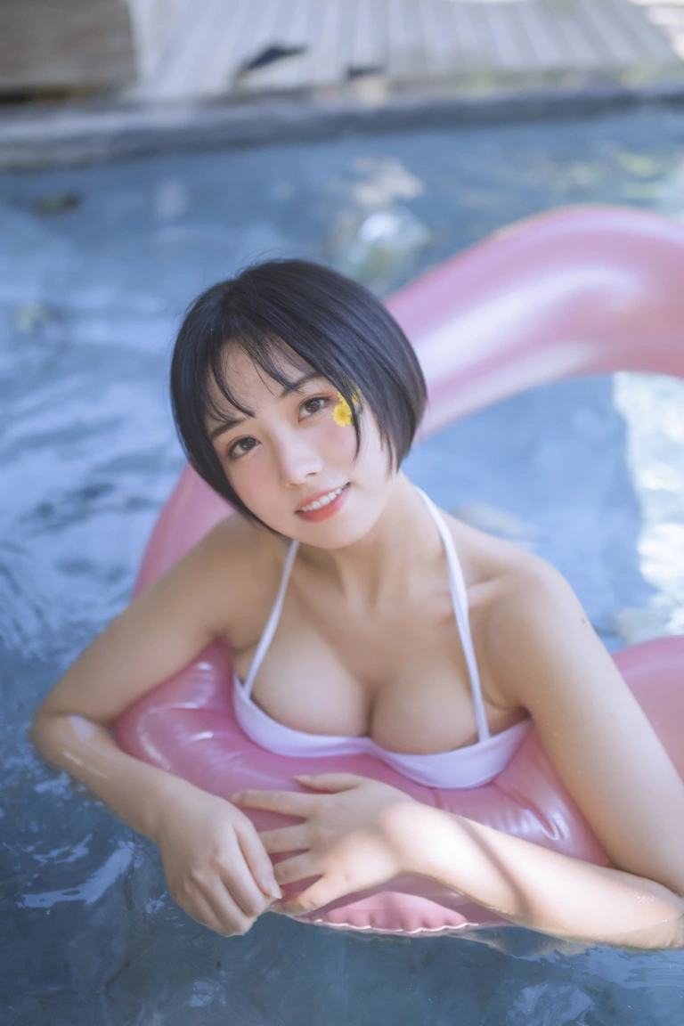 念雪《白色泳衣》主题写真：30张全套美图