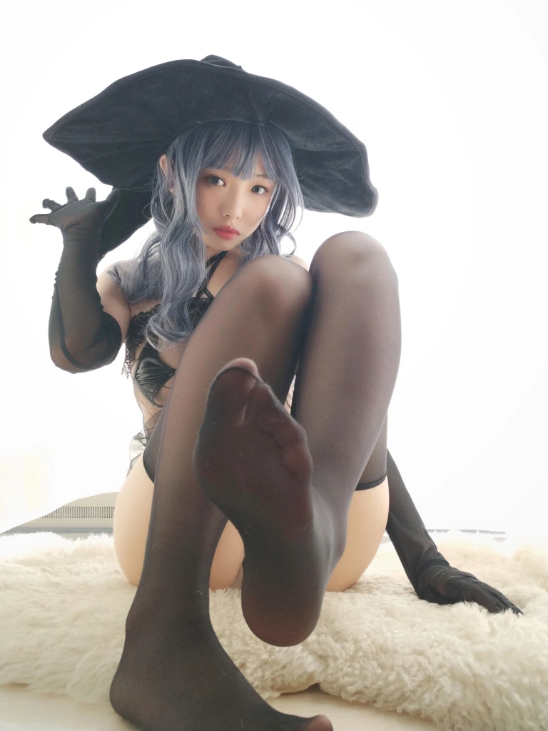 雯仔不讲道理《女巫》主题写真：32张全套美图，含4个视频