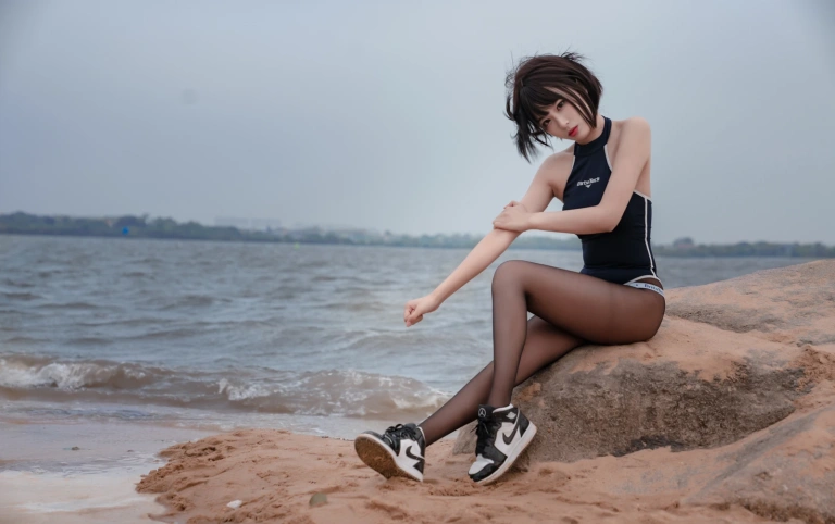 轩萧学姐《NO.17 – 沙滩竞泳》主题写真：45张全套美图