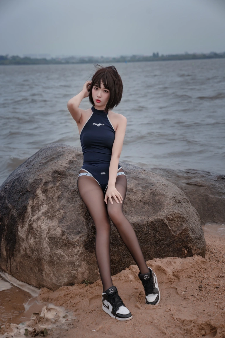 轩萧学姐《NO.17 – 沙滩竞泳》主题写真：45张全套美图