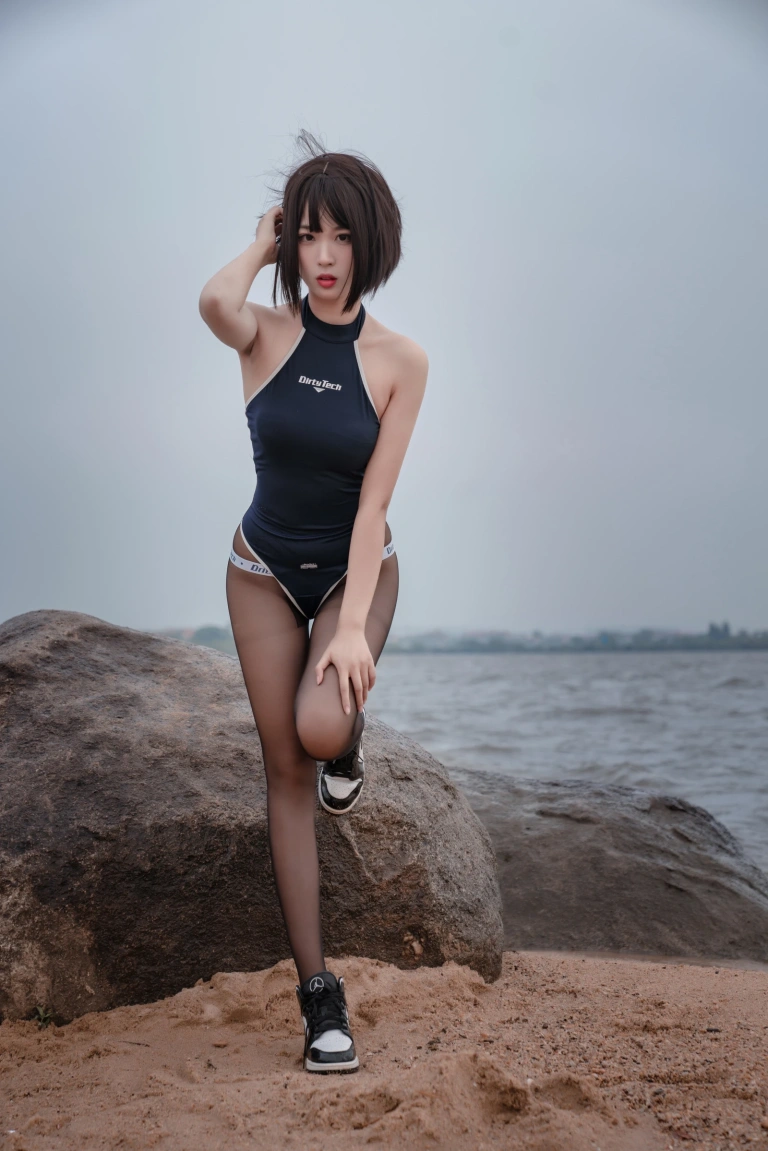 轩萧学姐《NO.17 – 沙滩竞泳》主题写真：45张全套美图