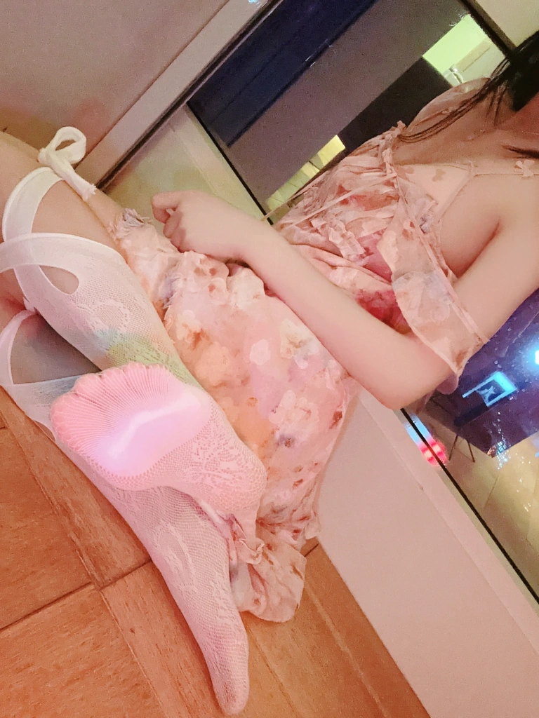 桜桃喵《花束自拍》主题写真：28张全套美图