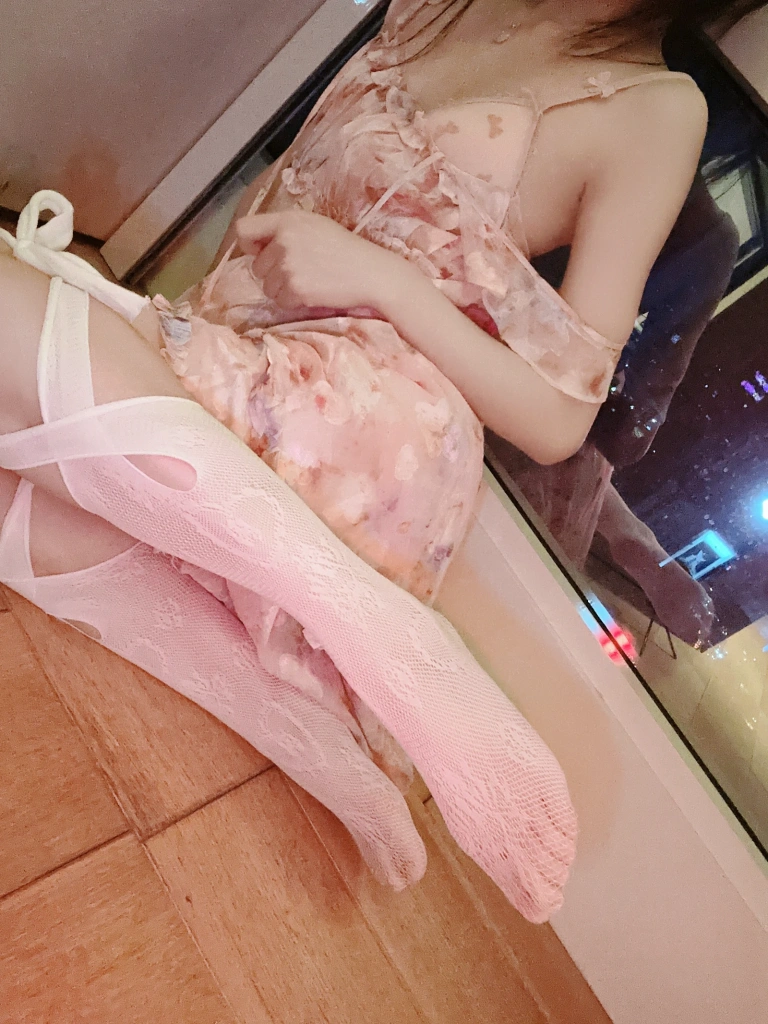 桜桃喵《花束自拍》主题写真：28张全套美图
