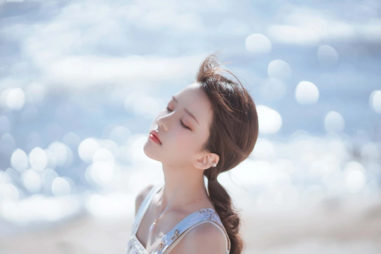 桜桃喵《发光的海》主题写真：18张全套美图