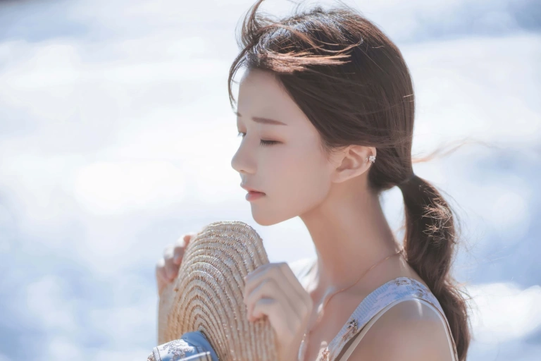 桜桃喵《发光的海》主题写真：18张全套美图