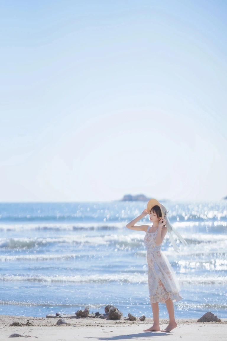 桜桃喵《发光的海》主题写真：18张全套美图
