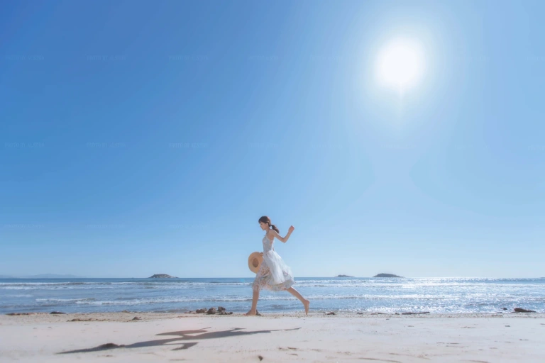 桜桃喵《发光的海》主题写真：18张全套美图