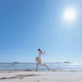 桜桃喵《发光的海》主题写真：18张全套美图