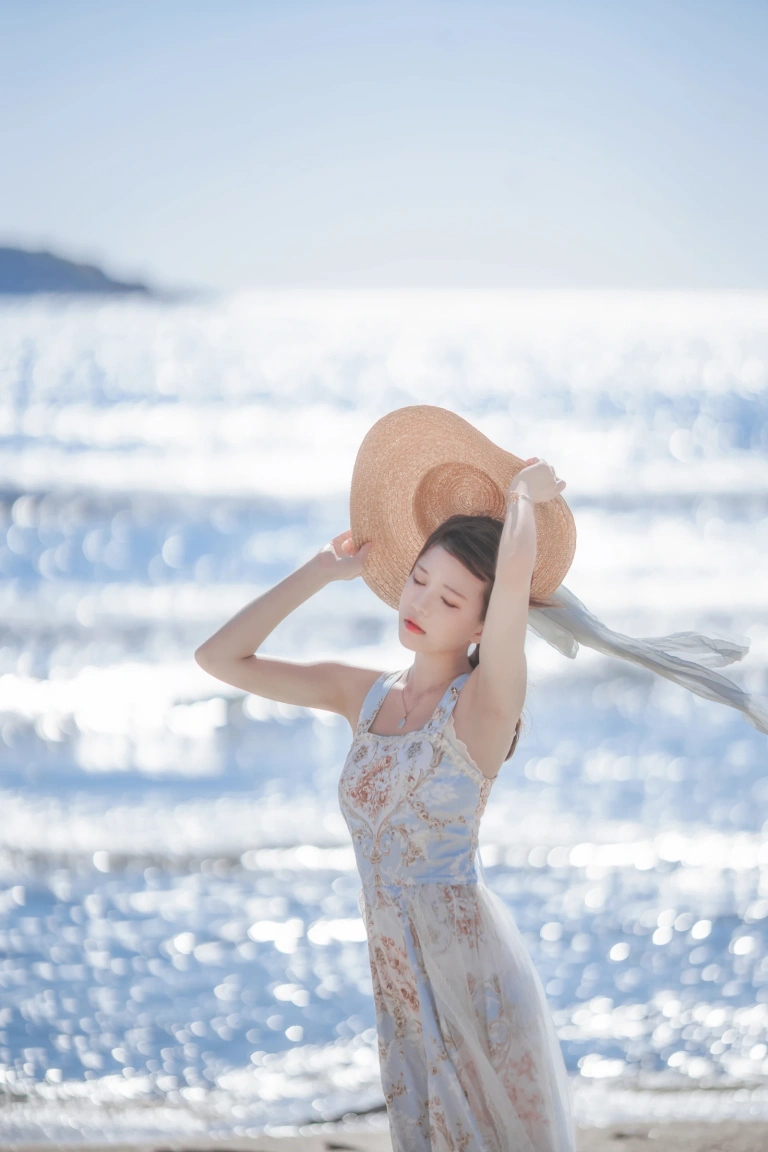 桜桃喵《发光的海》主题写真：18张全套美图