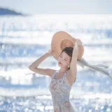 桜桃喵《发光的海》主题写真：18张全套美图