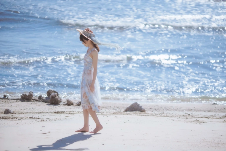 桜桃喵《发光的海》主题写真：18张全套美图