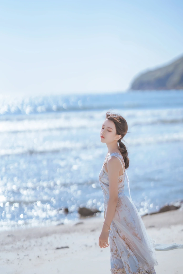 桜桃喵《发光的海》主题写真：18张全套美图