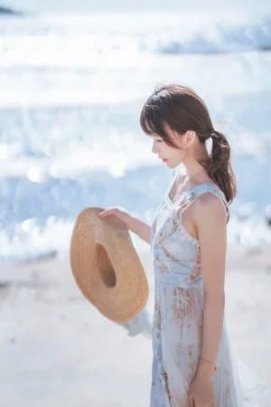 桜桃喵《发光的海》主题写真：18张全套美图