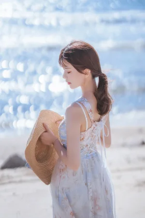 桜桃喵《发光的海》主题写真：18张全套美图