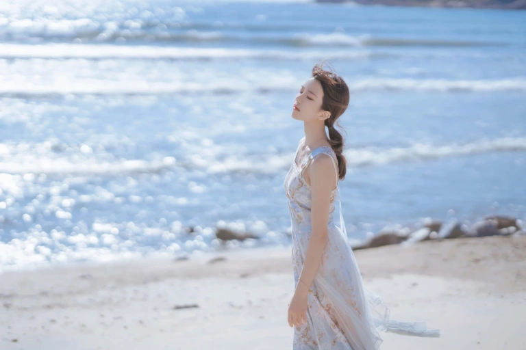 桜桃喵《发光的海》主题写真：18张全套美图