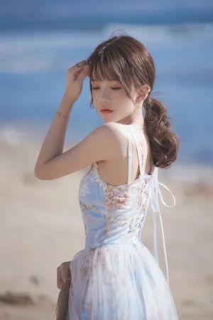 桜桃喵《发光的海》主题写真：18张全套美图
