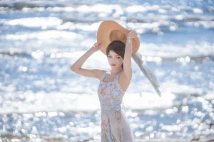 桜桃喵《发光的海》主题写真：18张全套美图