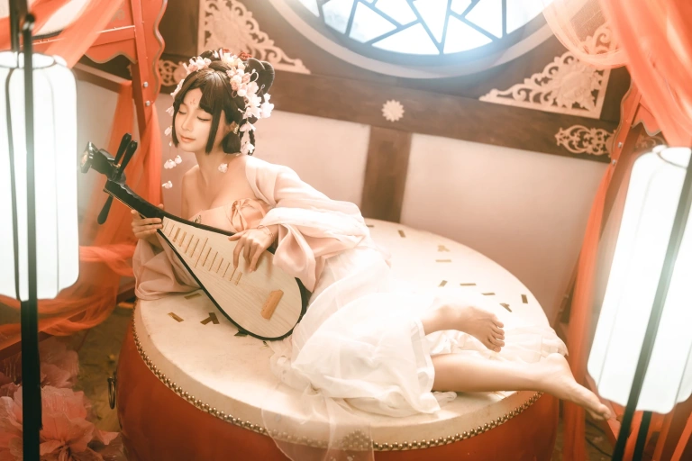 蠢沫沫《弦》主题写真：33张全套美图